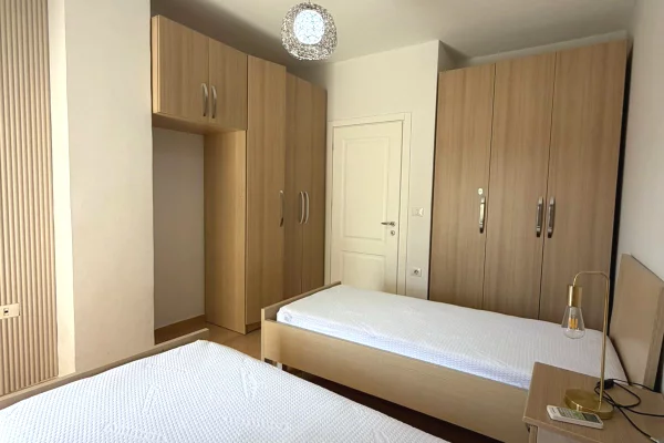 Shtepi me qera Apartament ne Tirane, 2+1, Mobilimi E mobiluar, Pagesa 85,000  Leke.