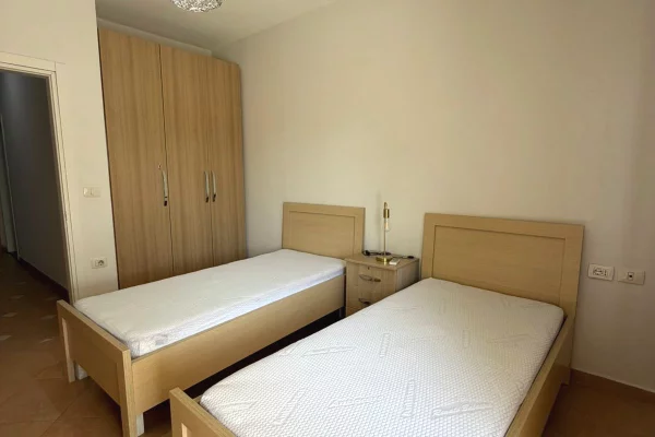 Shtepi me qera Apartament ne Tirane, 2+1, Mobilimi E mobiluar, Pagesa 85,000  Leke.