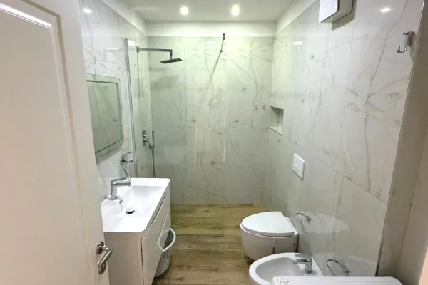 Shtepi me qera Apartament ne Tirane, 2+1, Mobilimi E mobiluar, Pagesa 85,000  Leke.