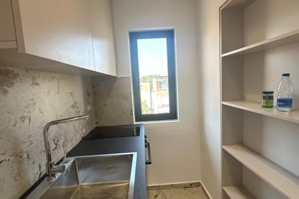 Shtepi ne shitje Apartament ne Tirane, Garsoniere, Mobilimi E mobiluar, Pagesa 87,000  Euro.