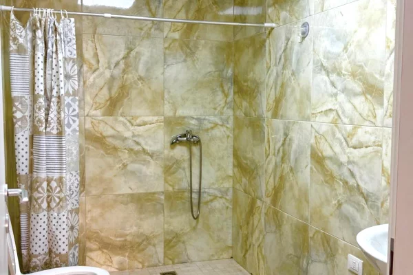 Shtepi me qera Apartament ne Tirane, 2+1, Mobilimi E mobiluar, Pagesa 800  Euro.