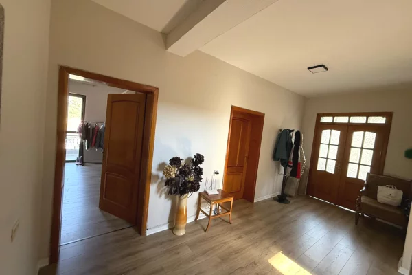 Shtepi me qera Vila Luksoze ne Tirane, 5+1, Mobilimi E mobiluar, Pagesa 3,000,000  Leke.