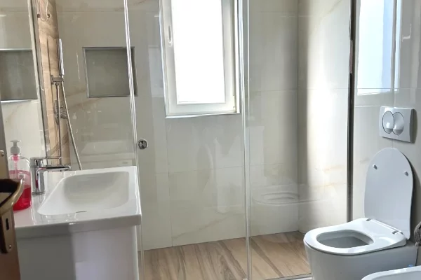 Shtepi me qera Apartament ne Tirane, 2+1, Mobilimi E mobiluar, Pagesa 60,000  Leke.