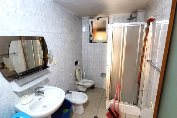 Shtepi me qera Apartament ne Tirane, 2+1, Mobilimi E mobiluar, Pagesa 50,000  Leke.