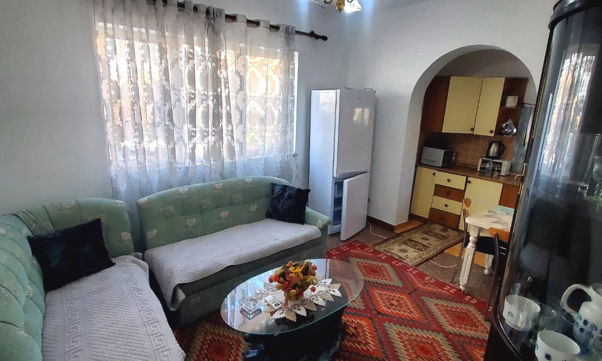 Shtepi me qera Apartament ne Tirane, 2+1, Mobilimi E mobiluar, Pagesa 50,000  Leke.