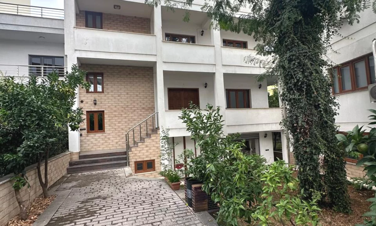 Shtepi me qera Vila Luksoze ne Tirane, 2+1, Mobilimi Pjeserisht e mobiluar, Pagesa 2,500  Euro.