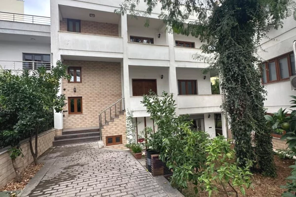 Shtepi me qera 2+1 ne Tirane - 2,500 Euro