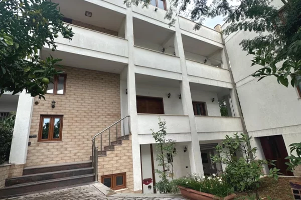 Shtepi me qera Vila Luksoze ne Tirane, 2+1, Mobilimi Pjeserisht e mobiluar, Pagesa 2,500  Euro.