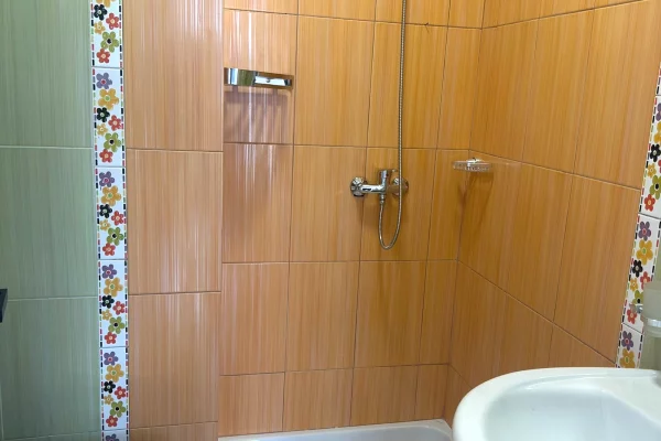Shtepi me qera Apartament ne Tirane, 3+1, Mobilimi E mobiluar, Pagesa 70,000  Leke.