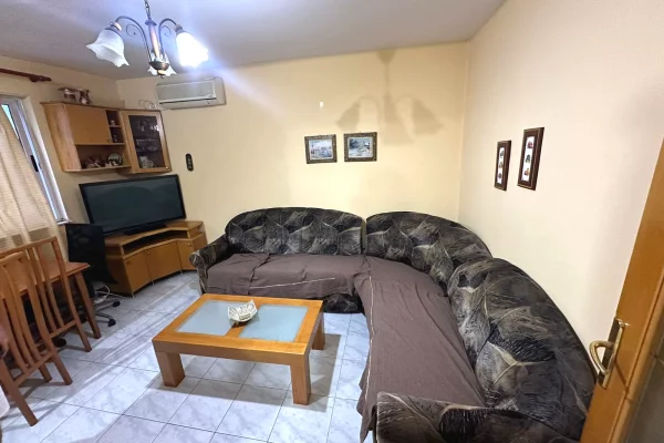 Prane Shkolles 9-vjecare Mihal Grameno,jepet me qera apartament ,2+1,i mobiluar 60,000Leke