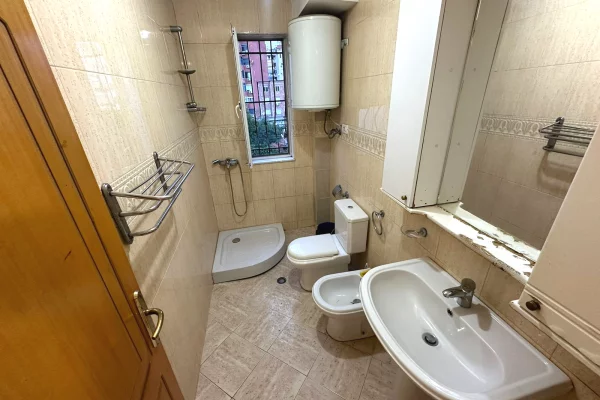 Shtepi me qera Apartament ne Tirane, 2+1, Mobilimi E mobiluar, Pagesa 60,000  Leke.