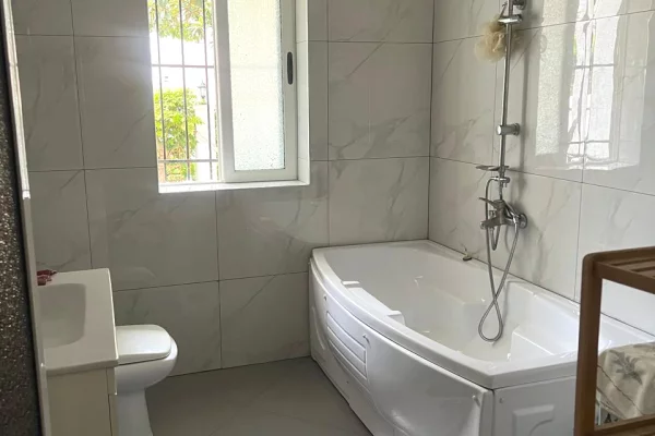 Shtepi me qera Vila Luksoze ne Tirane, 1+1, Mobilimi E mobiluar, Pagesa 45,000  Leke.