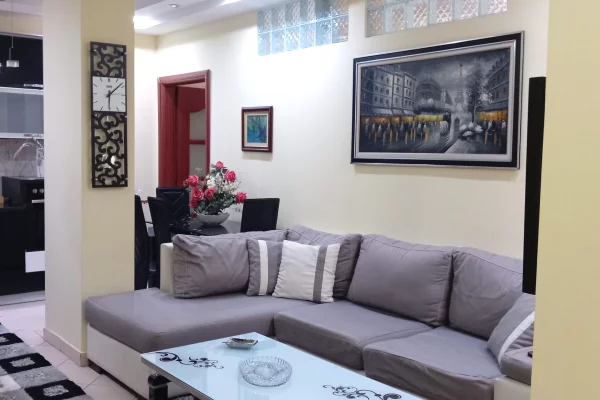 Rruga e Kavajes,jepet me qera apartament 3+1  i mobiluar 700Euro