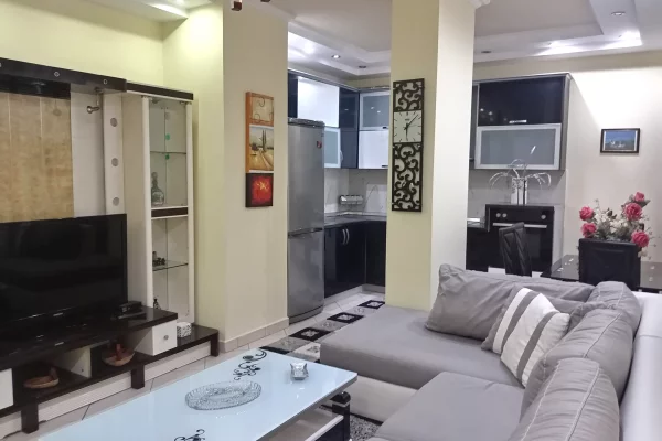 Shtepi me qera Apartament ne Tirane, 3+1, Mobilimi E mobiluar, Pagesa 700  Euro.