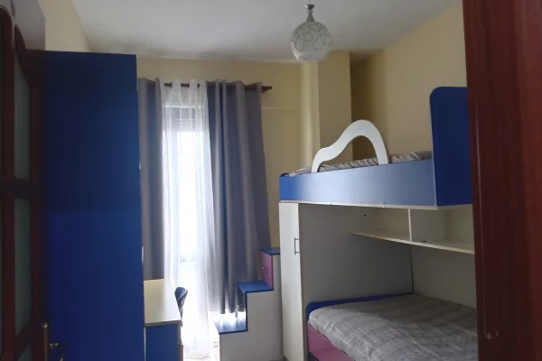 Shtepi me qera Apartament ne Tirane, 3+1, Mobilimi E mobiluar, Pagesa 700  Euro.