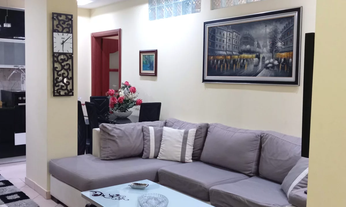 Shtepi me qera Apartament ne Tirane, 3+1, Mobilimi E mobiluar, Pagesa 700  Euro.