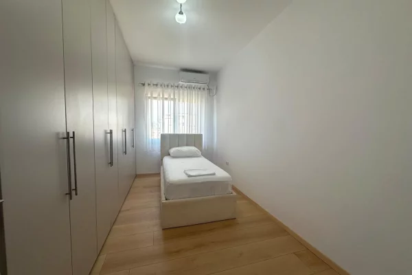 Shtepi me qera Apartament ne Tirane, 2+1, Mobilimi E mobiluar, Pagesa 1,000  Euro.
