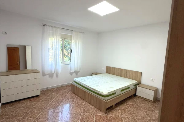 Shtepi me qera Shtepi Private ne Tirane, 2+1, Mobilimi E mobiluar, Pagesa 40,000  Leke.