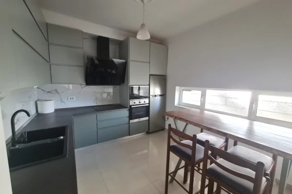 Shtepi me qera Apartament ne Tirane, 2+1, Mobilimi E mobiluar, Pagesa 80,000  Leke.