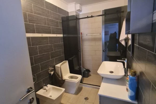 Shtepi me qera Apartament ne Tirane, 2+1, Mobilimi E mobiluar, Pagesa 80,000  Leke.