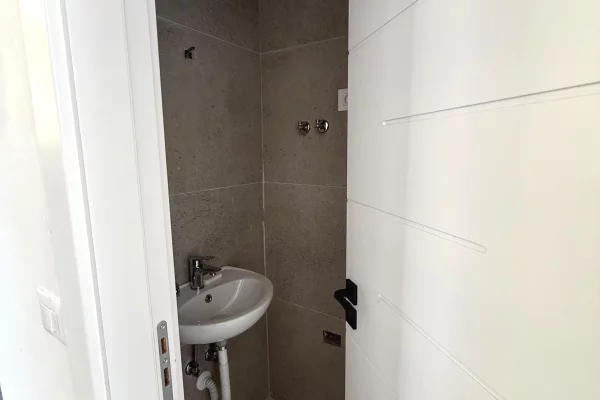 Rruga e Dibres, Kompleksi Arlis jepet me qera ambient biznesi ,Bosh  70,000leke