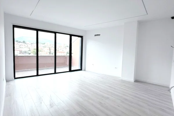 APARTAMENT 2+1 ME VERANDË & PARKIM – ISH-TREGU ELEKTRIK