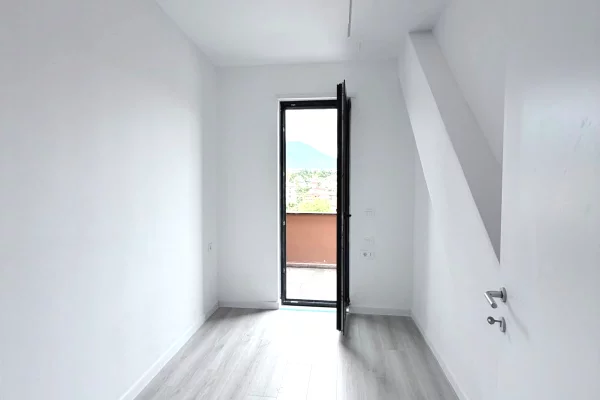 Shtepi ne shitje Apartament ne Tirane, 2+1, Mobilimi Bosh, pa mobiluar, Pagesa 200,000  Euro.