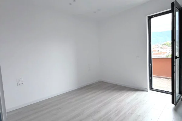 Shtepi ne shitje Apartament ne Tirane, 2+1, Mobilimi Bosh, pa mobiluar, Pagesa 200,000  Euro.
