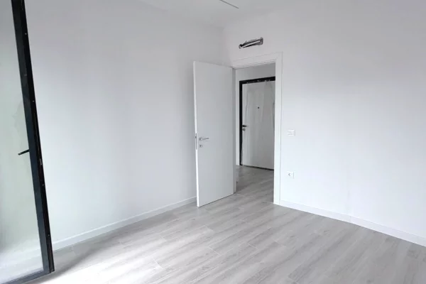 Shtepi ne shitje Apartament ne Tirane, 2+1, Mobilimi Bosh, pa mobiluar, Pagesa 200,000  Euro.