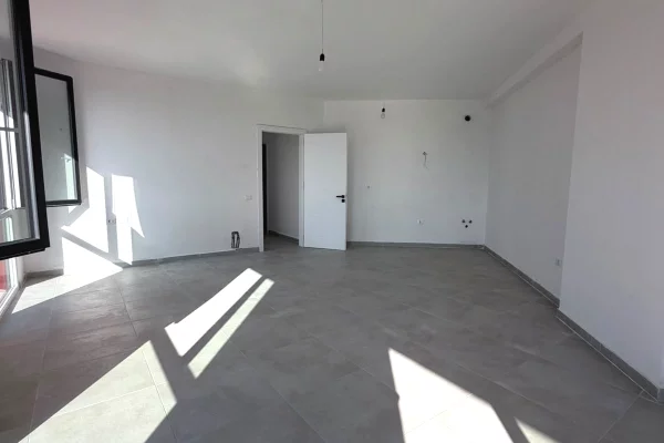 Farmacia 10, Rruga Omer Nishani,Jepet me qira apartament 2+1+2,bosh 70,000 Leke NETO/