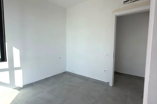 Farmacia 10, Rruga Omer Nishani,Jepet me qira apartament 2+1+2,bosh 70,000 Leke NETO/