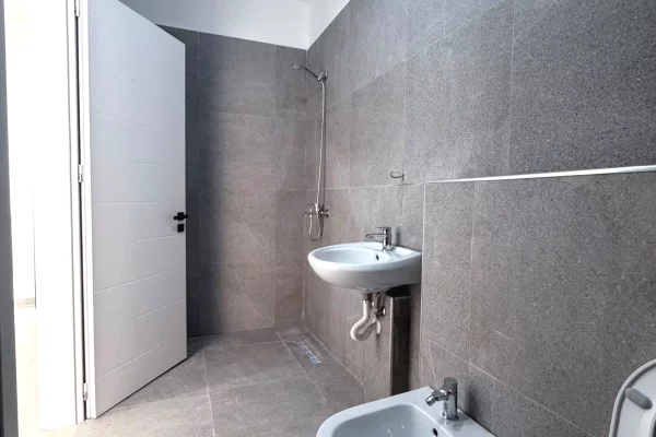 Farmacia 10, Rruga Omer Nishani,Jepet me qira apartament 2+1+2,bosh 70,000 Leke NETO/