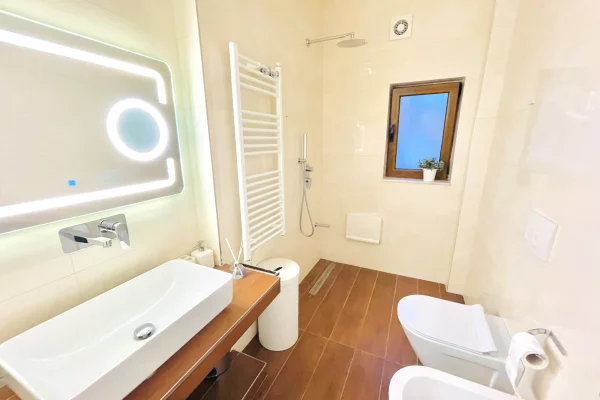 Shtepi me qera Apartament ne Tirane, 2+1, Mobilimi E mobiluar, Pagesa 80,000  Leke.