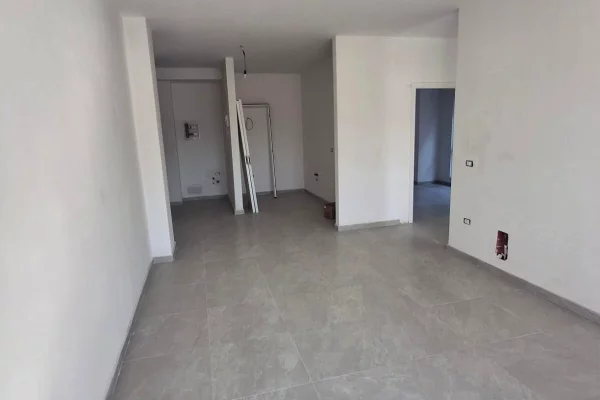 Rruga Dritan Hoxha  jepet me qera apartament 2+1 ,bosh 65,000 Leke