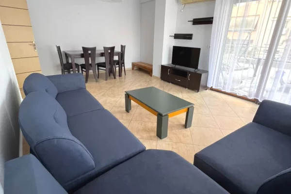 🏢Komuna e Parisit jepet me qera apartament 2+1+verand,i mobiluar 90,000Leke   
