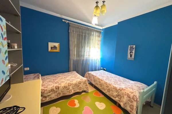 Shtepi ne shitje Apartament ne Tirane, 2+1, Mobilimi E mobiluar, Pagesa 230,000  Euro.