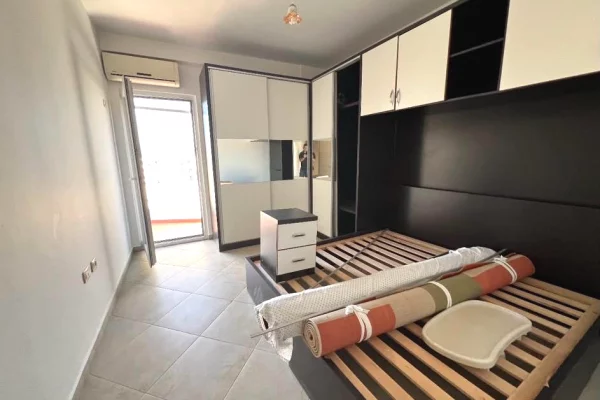 Shtepi me qera Apartament ne Tirane, 2+1, Mobilimi Pjeserisht e mobiluar, Pagesa 45,000  Leke.