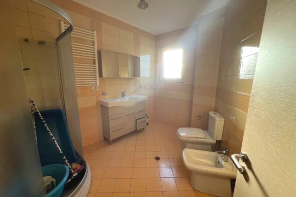 Shtepi me qera Apartament ne Tirane, 2+1, Mobilimi Pjeserisht e mobiluar, Pagesa 45,000  Leke.