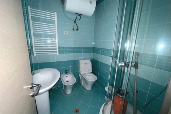 Shtepi me qera Apartament ne Tirane, 2+1, Mobilimi Pjeserisht e mobiluar, Pagesa 45,000  Leke.
