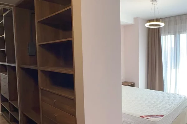 Shtepi me qera Apartament ne Tirane, 2+1, Mobilimi E mobiluar, Pagesa 80,000  Leke.