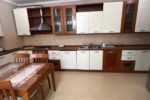 Shtepi me qera Apartament ne Tirane, 2+1, Mobilimi E mobiluar, Pagesa 1,200  Euro.