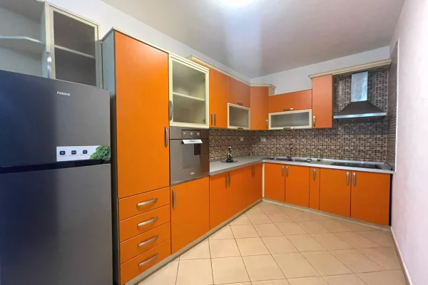 Shtepi me qera Apartament ne Tirane, 2+1, Mobilimi E mobiluar, Pagesa 60,000  Leke.