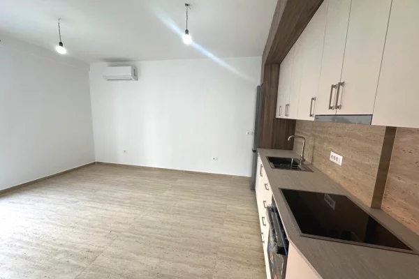 Shtepi me qera Apartament ne Tirane, 2+1, Mobilimi Pjeserisht e mobiluar, Pagesa 70,000  Leke.
