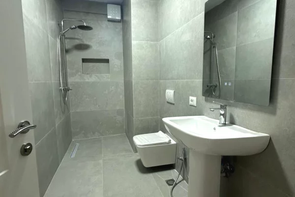 Shtepi me qera Apartament ne Tirane, 2+1, Mobilimi Pjeserisht e mobiluar, Pagesa 70,000  Leke.