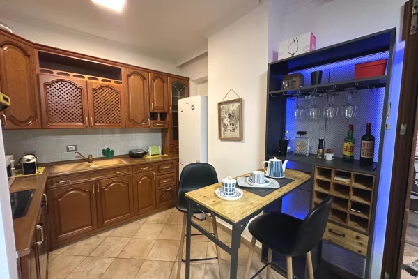 Shtepi me qera Apartament ne Tirane, 2+1, Mobilimi E mobiluar, Pagesa 80,000  Leke.