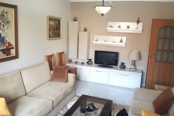 Shtepi me qera 1+1 ne Tirane - 50,000 Leke