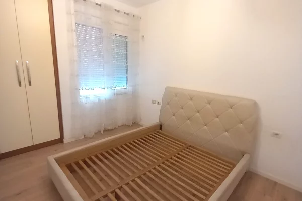 Shtepi me qera Apartament ne Tirane, 2+1, Mobilimi E mobiluar, Pagesa 55,000  Leke.