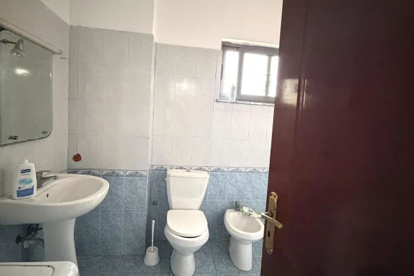 Shtepi me qera Apartament ne Tirane, 2+1, Mobilimi E mobiluar, Pagesa 42,000  Leke.