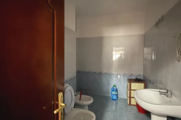 Shtepi me qera Apartament ne Tirane, 2+1, Mobilimi E mobiluar, Pagesa 42,000  Leke.