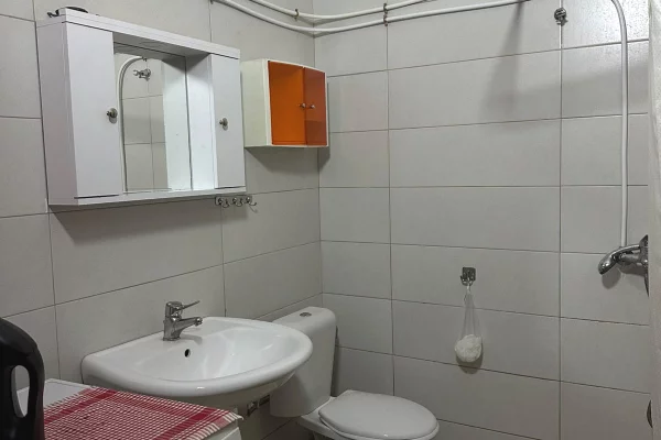 Shtepi me qera Apartament ne Tirane, 2+1, Mobilimi E mobiluar, Pagesa 65,000  Leke.